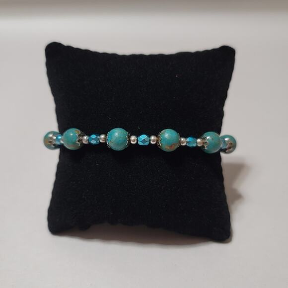 Green Elastic Beaded Bracelet With Cross Charm - Picture 2 of 4